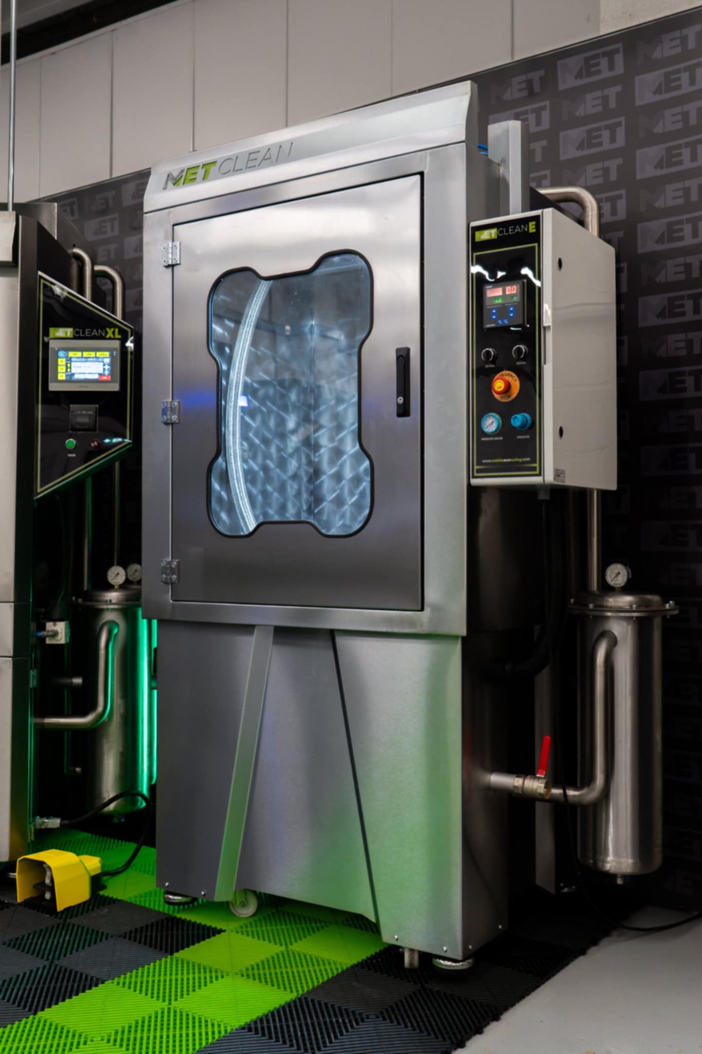 DPF cleaning machine for internal filter restoration using water and thermal drying
